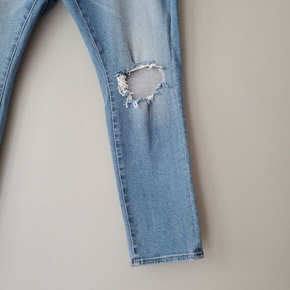 JAG Light Blue Distressed Carter Girfriend Jeans Womens 14W Inseam 28 - Picture 4 of 9